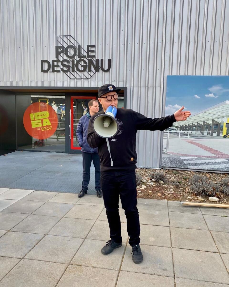 Richard Vodička, kurátor platformy Pole designu, před showroomem Pole designu v Bílovicích