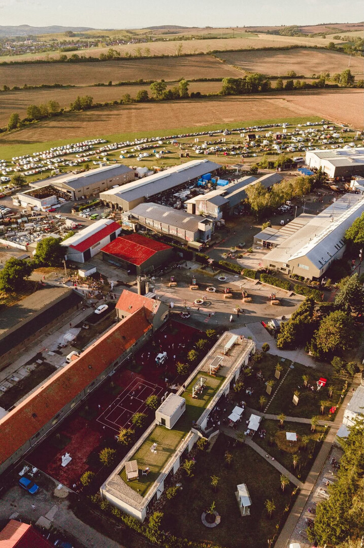 Areál Pole designu v Bílovicích z ptačí perspektivy