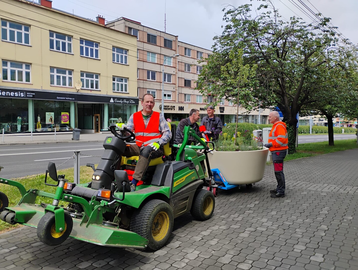 Převoz květináče se stromem pomocí malého traktoru na ulici Kvítková ve Zlíně